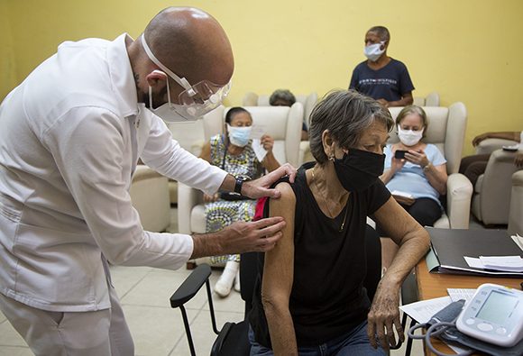 En el Área de vigilancia y manejo de eventos adversos se cumple el protocolo establecido para estudiar los síntomas luego de la vacunación. Foto: Irene Pérez/ Cubadebate.