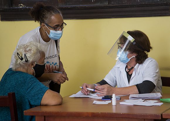El Área de evaluación e inclusión forma parte del recorrido que deben hacer los sujetos del ensayo clínico del candidato vacunal. Foto: Irene Pérez/ Cubadebate.