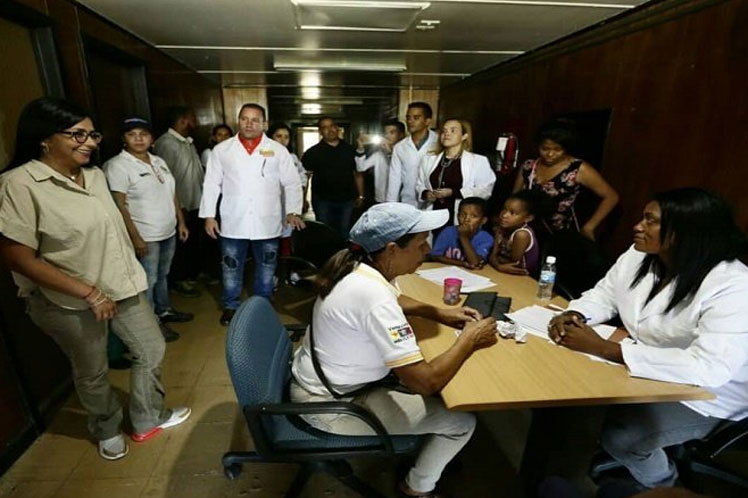 Galenos cubanos dan atención a obreros del sistema eléctrico de Venezuela