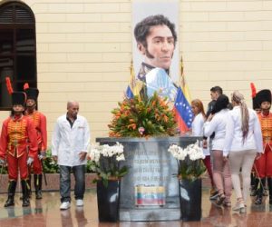 Cada día entre 800 y 2000 personas visitan el Cuartel de la Montaña para rendir tributo a Chávez