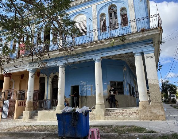 La clínica 13 de Marzo, en Santos Suárez, se encuentra actualmente en construcción. Foto: Irene Pérez/ Cubadebate.