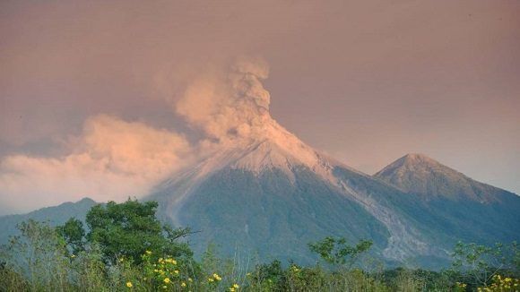 Contrastes de la naturaleza: dota a Guatemala de una vegetación exhuberante que más de una vez ha sido devorada por la lava del volcán de Fuego. Foto: Publinews/ Guatemala.