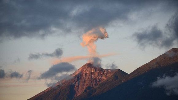 Vistas como éstas son de gran atractivo turístico. Hoy por obvias razones se han suspendido las visitas a un volcán vecino. Foto: Publinews/ Guatemala.