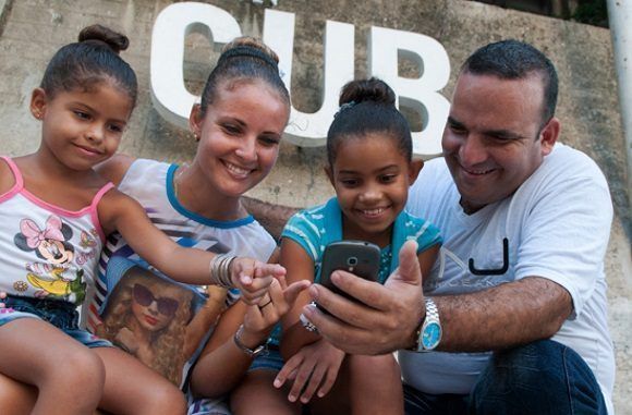 Familia cubana conectada a la wifi