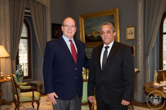 El príncipe Alberto II recibió en su palacio al Embajador cubano, Héctor Igarza.