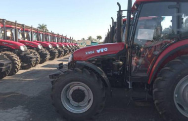 Tabacuba entrega tractores para fortalecer producción tabacalera