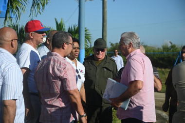 Díaz-Canel visita fuentes de agua y centros de producción