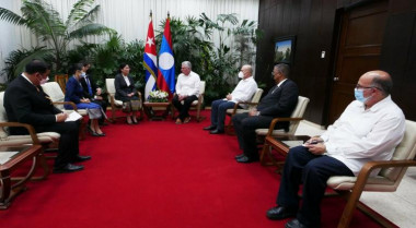 Miguel Díaz-Canel Bermúdez, Primer Secretario del Comité Central del Partido Comunista de Cuba y Presidente de la República de Cuba, recibió hoy a Viengthong Siphandone