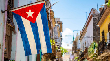 La Casa Blanca, dirigida por el Estado profundo, no promueve medidas de flexibilización y, ante un creciente sector privado en Cuba, le da un año más la espalda, a pesar de ser uno de los pedidos de apertura hacia la isla. Foto: GQ.